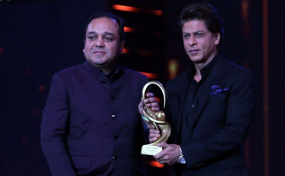 Shahrukh Khan Awarded For His Contributions To Bollywood At Zee Cine Awards 2018