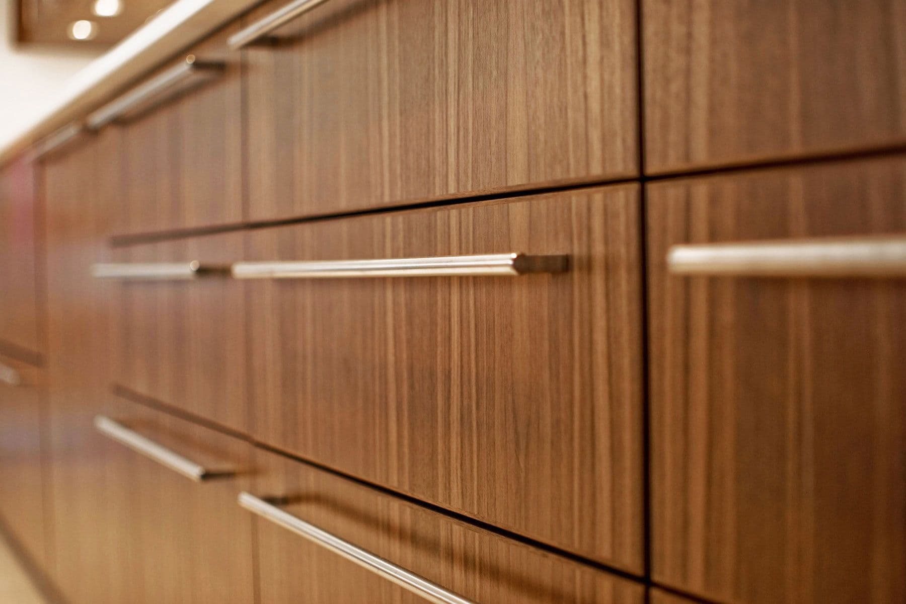 8 Factors to Consider When Choosing Handles for Kitchen Cabinets